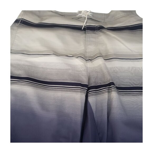 CT2229 Men's G-III Sports by Carl Banks Navy New York Yankees Defense Swim Trunk - Picture 4 of 9